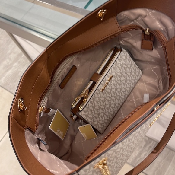 MICHAEL KORS LARGE X CHAIN SHOULDER TOTE 
& 
LARGE DOUBLE ZIP WALLET WRISTLET - Picture 5 of 16